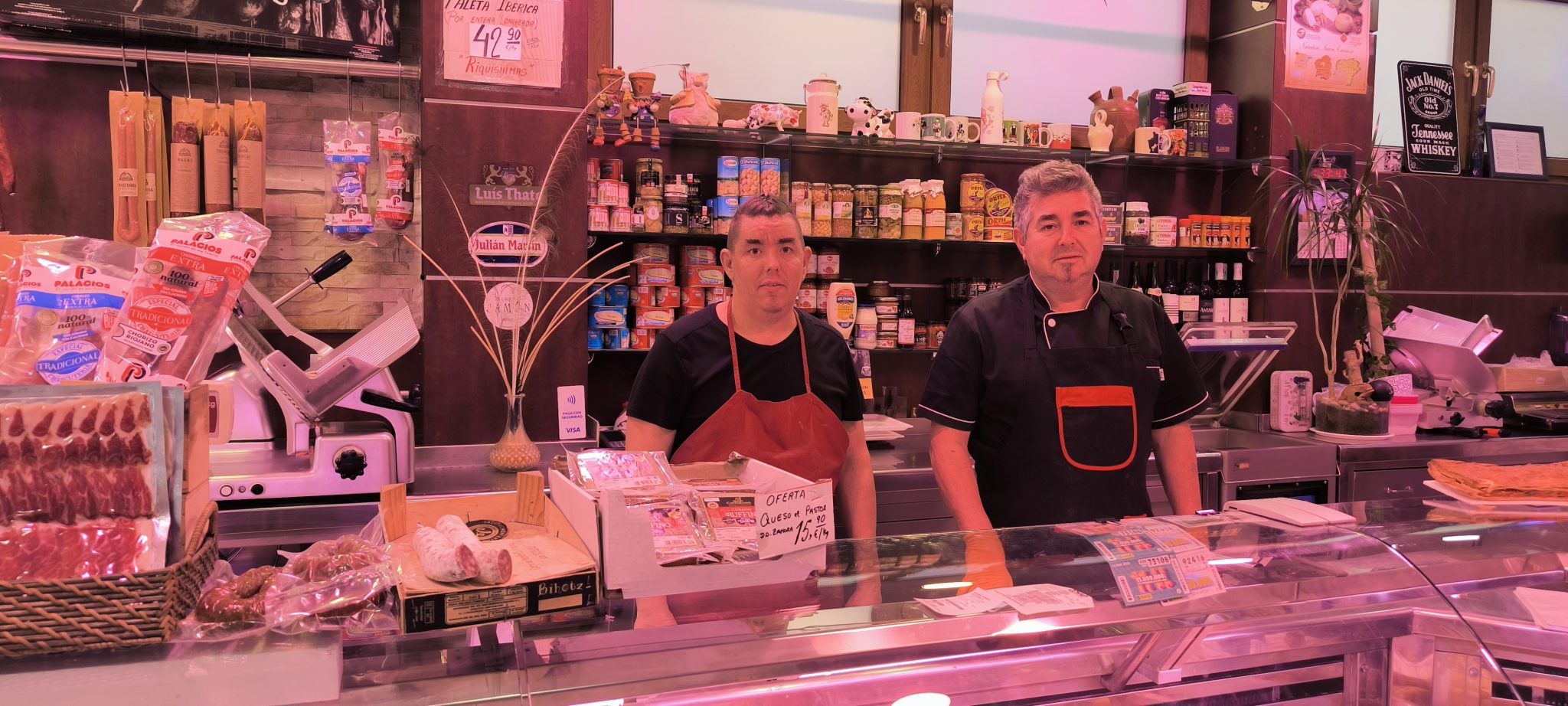 Manolo atendiendo en el mostrador de Carnicería Betiko en Zurbaran