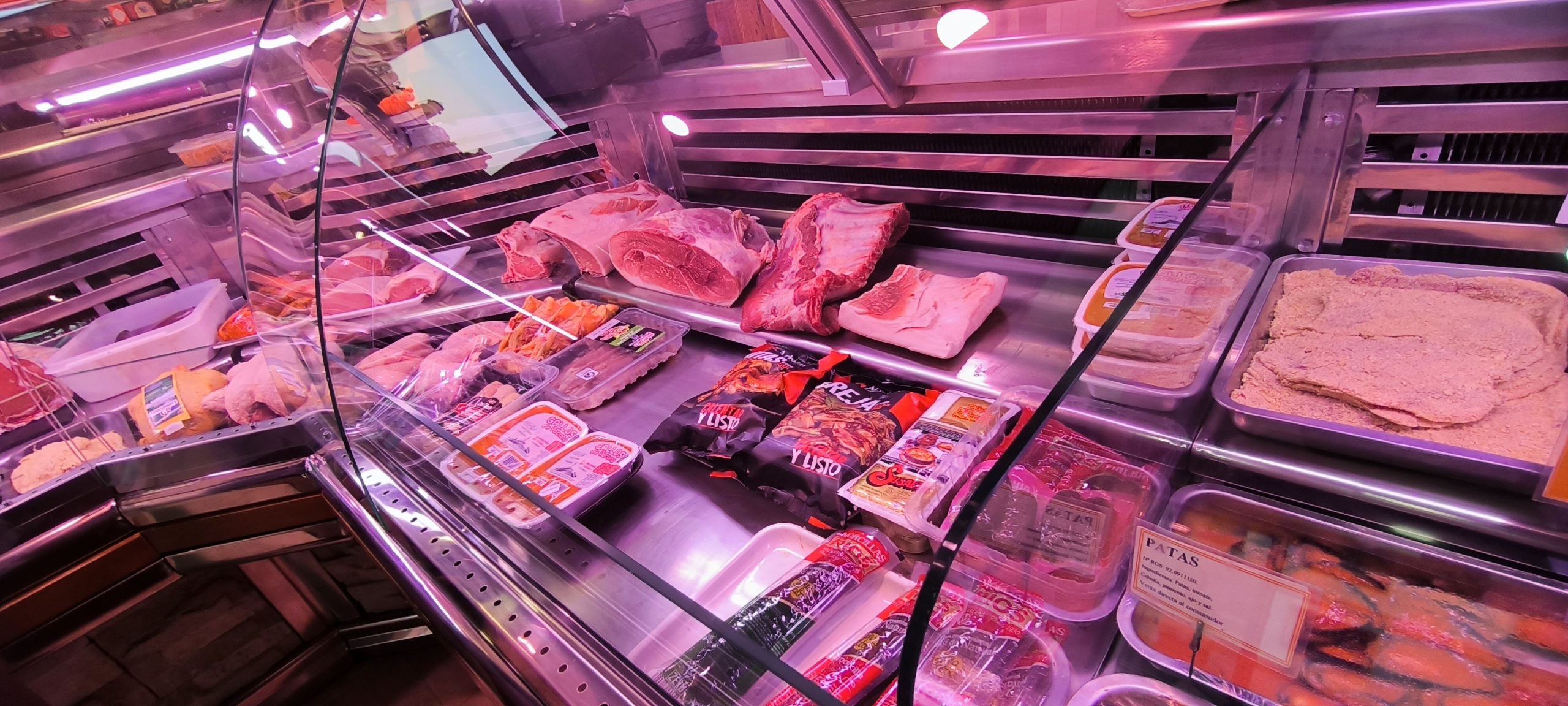 Interior de Carnicería Betiko en Zurbaran con productos frescos